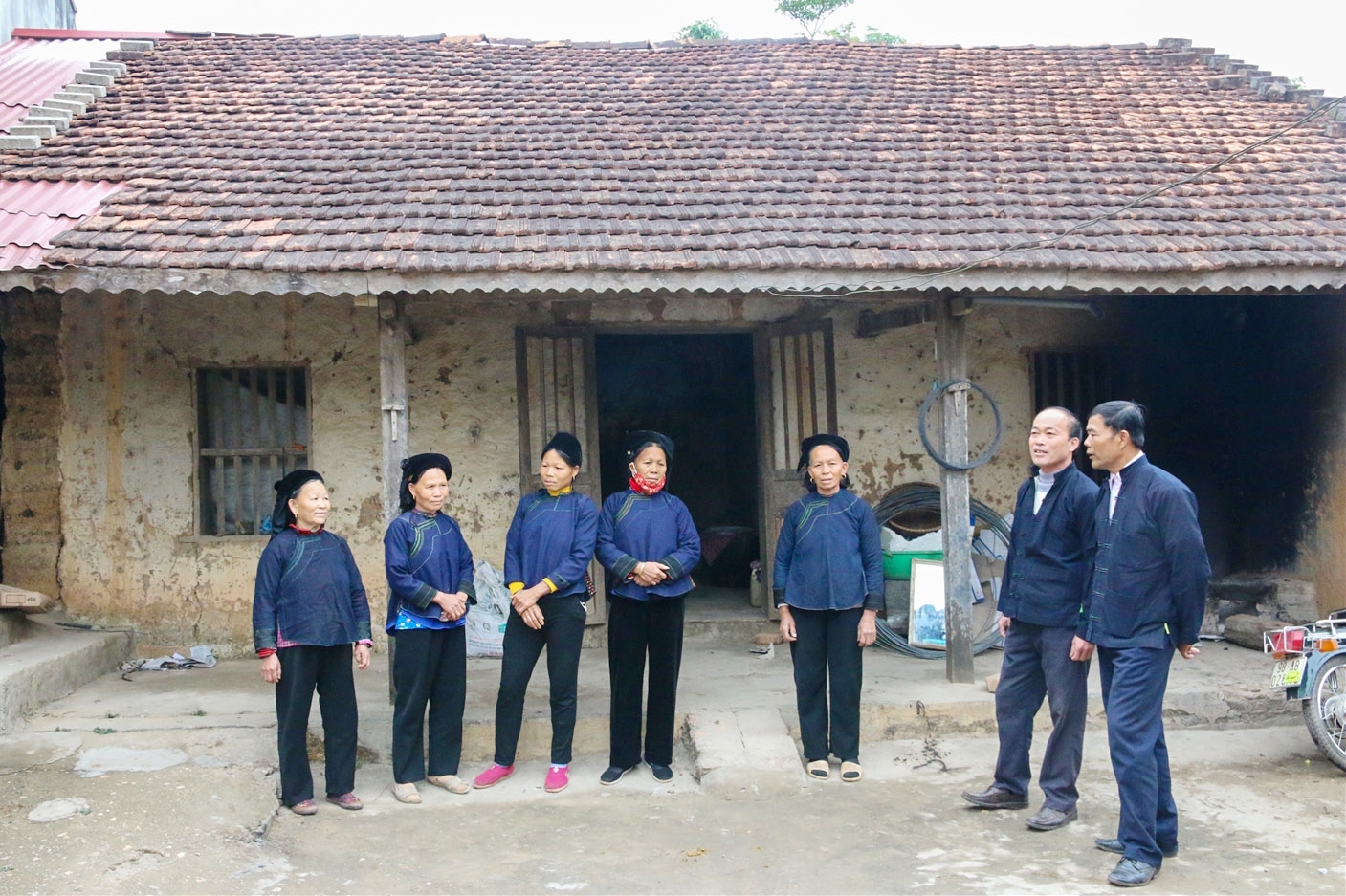 Nghệ nhân Lường Văn Nhẹp và các thành viên CLB hát dân ca xã Tân Sơn cùng nhau tập luyện những điệu soong hao.