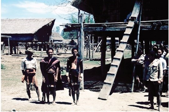 Hình ảnh con người và kiến trúc của buôn làng Jrai trong thập niên 1960.  (Ảnh: Dương An – Lịch sử và con người xứ Thượng)