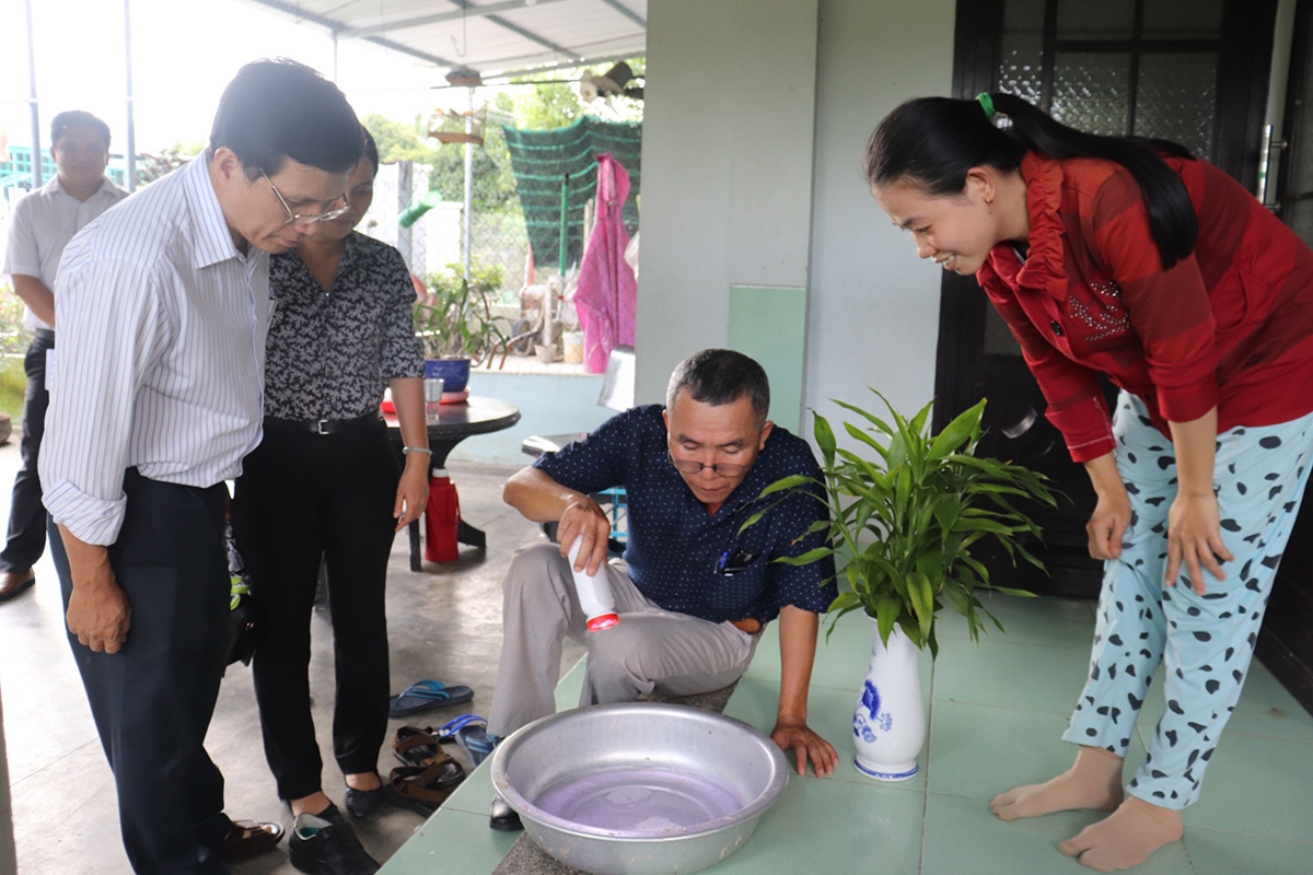Cán bộ Trung tâm Kiểm soát bệnh tật tỉnh Khánh Hòa hướng dẫn người dân cách diệt lăng quăng để phòng chống sốt xuất huyết