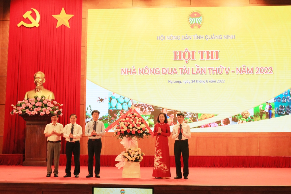 Phó Chủ tịch Ban Chấp hành Trung ương Hội Nông dân Việt Nam Bùi Thị Thơm tặng hoa chúc mừng Ban Tổ chức Hội thi