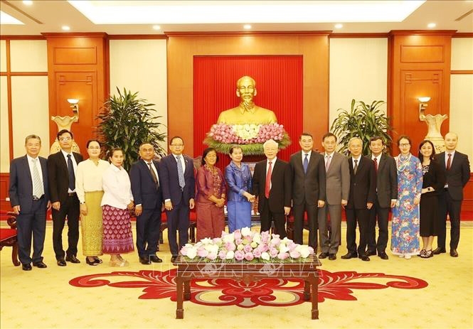 Tổng Bí thư Nguyễn Phú Trọng và Phó Chủ tịch Đảng Nhân dân Campuchia, Phó Thủ tướng Campuchia Men Sam An chụp ảnh chung cùng các đại biểu. (Ảnh: TTXVN)