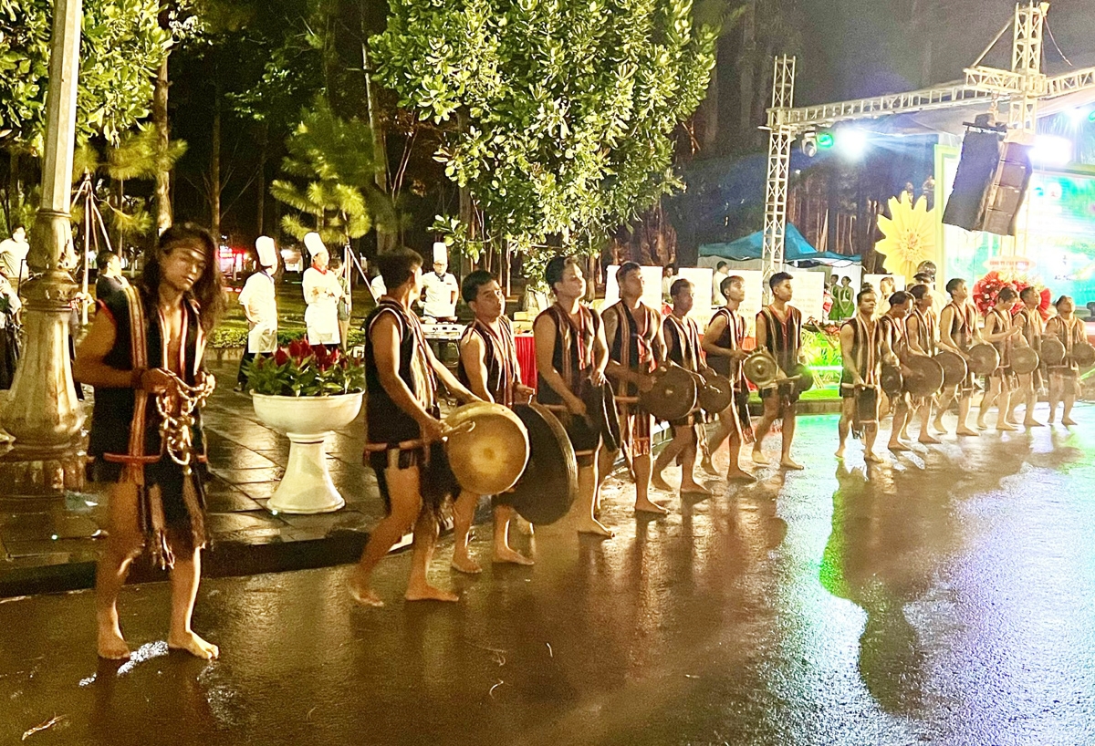 Đội cồng chiêng của tỉnh Gia Lai biểu diễn phục vụ du khách