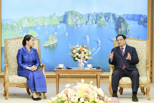 Thủ tướng Phạm Minh Chính bày tỏ trân trọng những tình cảm tốt đẹp Phó Thủ tướng Men Sam An dành cho Việt Nam và những đóng góp quan trọng của bà đối với quan hệ hai nước. (Ảnh: VGP/Nhật Bắc)