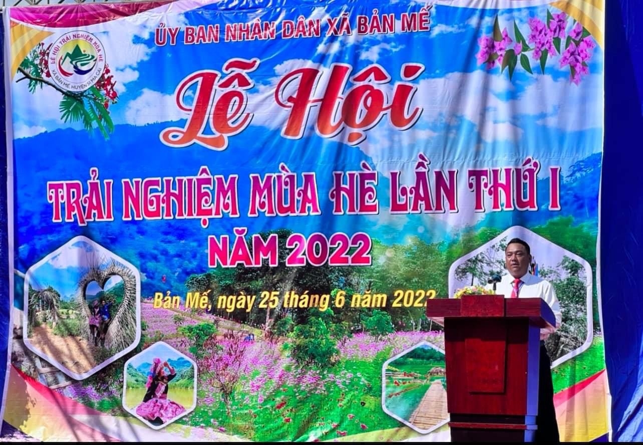 Ông Thền Mạnh Hùng, Chủ tịch UBND xã Bản Mế phát biểu Khai mạc Lễ hội 