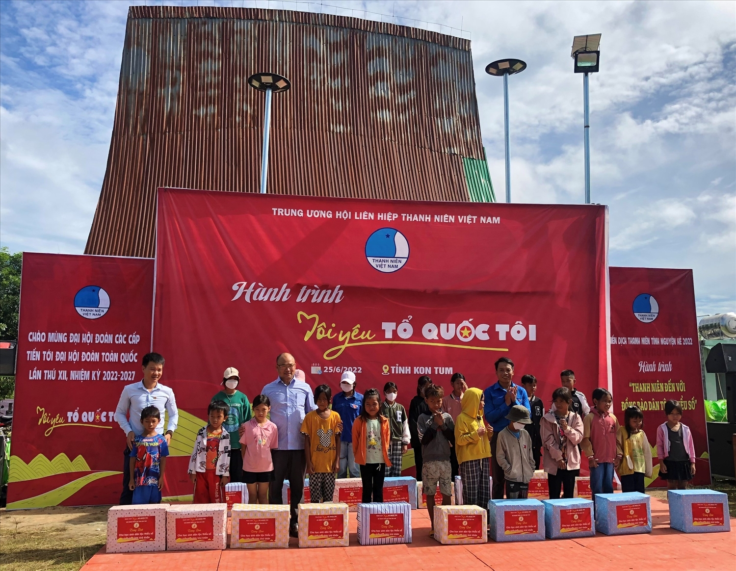 Hội Doanh nhân trẻ Kon Tum trao tặng 20 suất quà cho các em học sinh dân tộc vượt khó