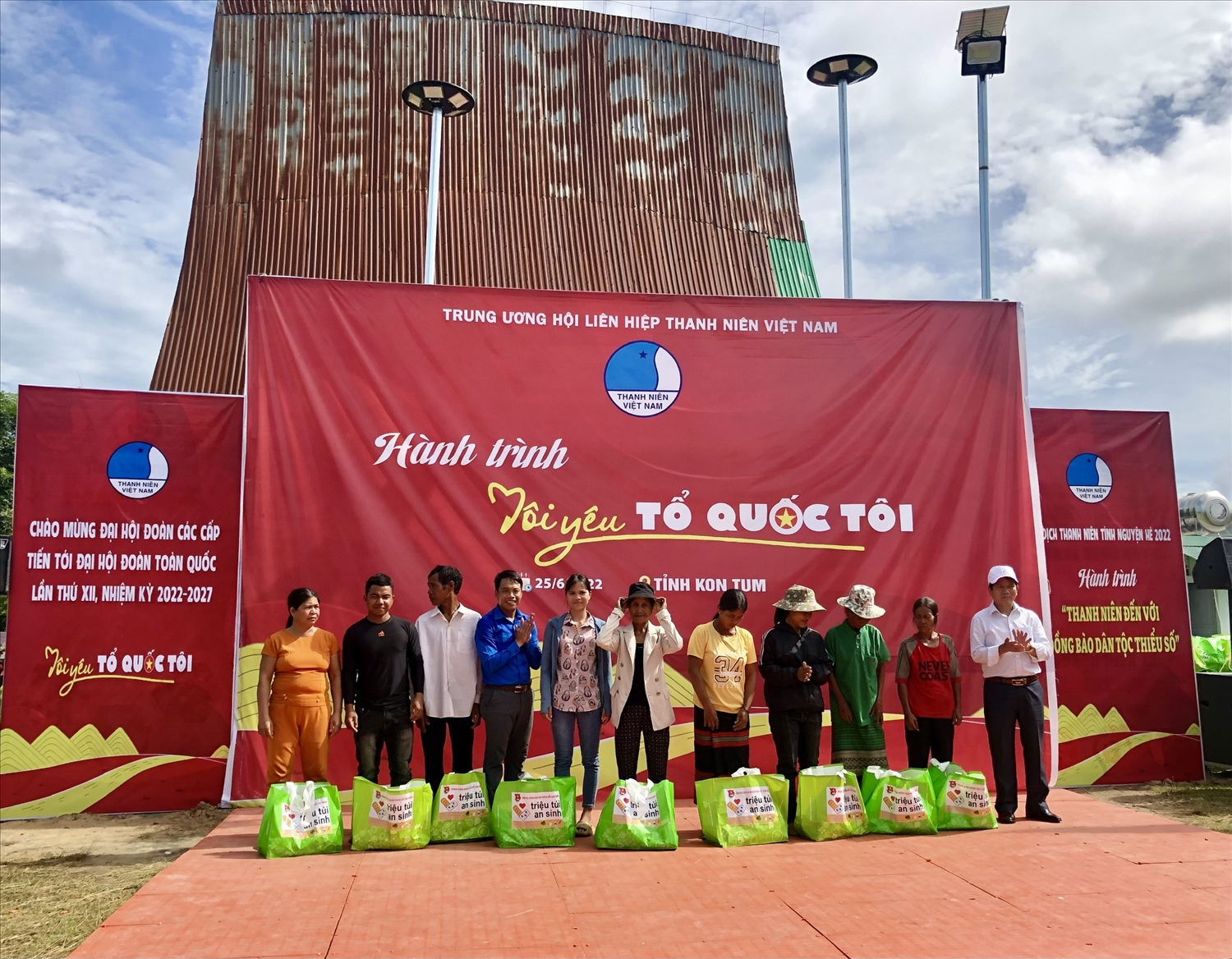 Hội LHTN Việt Nam tỉnh Kon Tum và đơn vị phối hợp đã trao tặng 200 túi an sinh cho các hộ dân làng Le, xã Mô Rai, huyện Sa Thầy