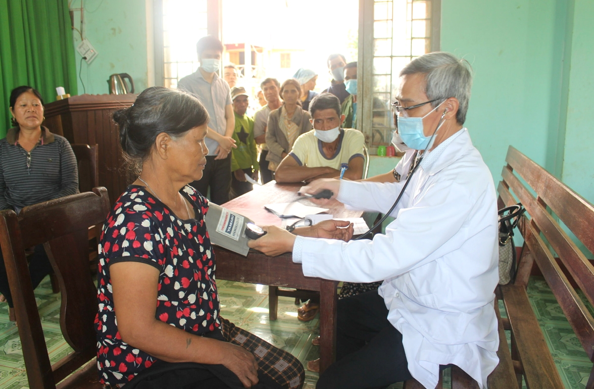 Các y - bác sĩ của Câu lạc bộ Thầy thuốc trẻ huyện Chư Păh đã khám bệnh, phát thuốc miễn phí cho đồng bào DTTS của làng Mun