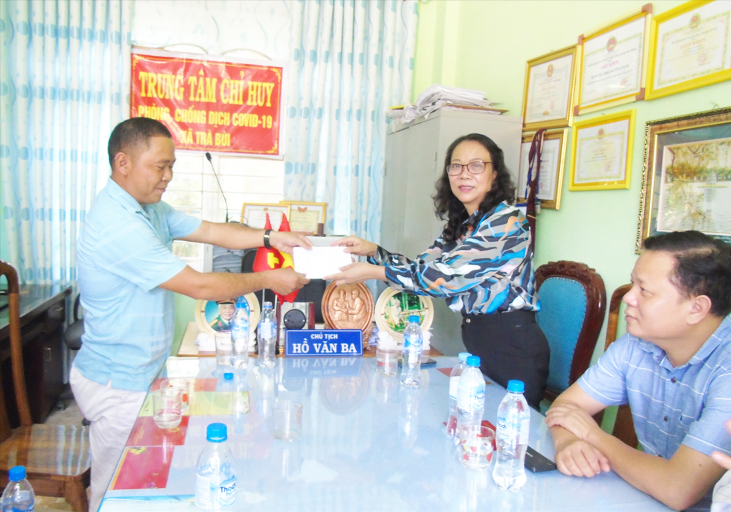 Thứ trưởng, Phó Chủ nhiệm UBDT Hoàng Thị Hạnh tặng quà lãnh đạo xã Trà Bùi