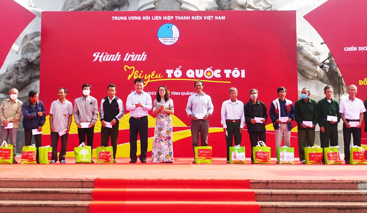 Thứ trưởng, Phó Chủ nhiệm UBDT Hoàng Thị Hạnh tặng quà cho Người có uy tín tại huyện Trà Bồng