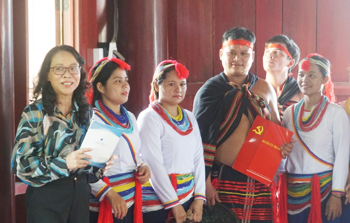 Thứ trưởng, Phó Chủ nhiệm UBDT Hoàng Thị Hạnh tặng quà cho đội cồng chiêng huyện Trà Bồng