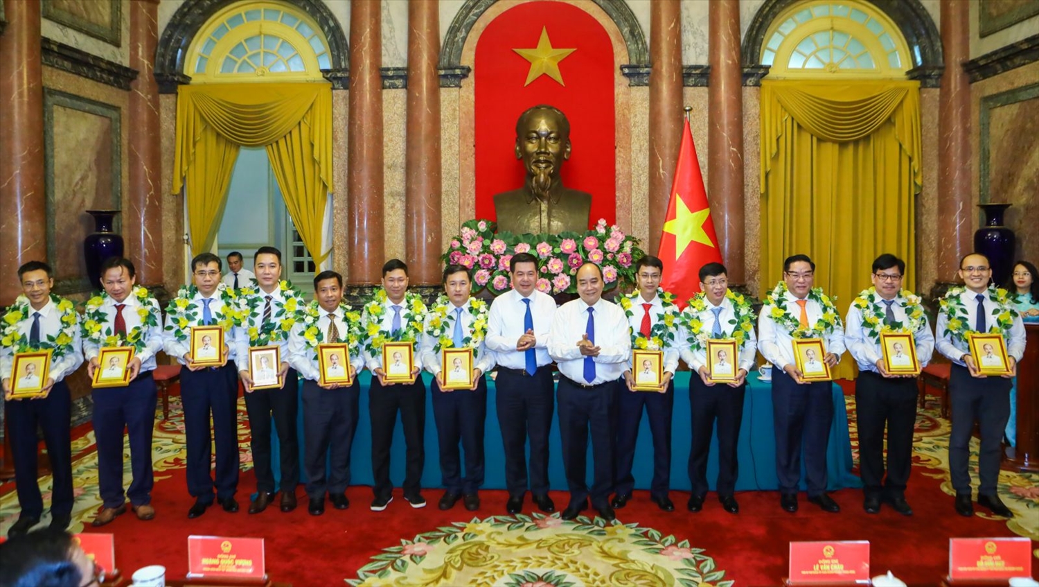 Chủ tịch nước Nguyễn Xuân Phúc tặng chân dung Chủ tịch Hồ Chí Minh cho các đại biểu. Ảnh: VPCTN