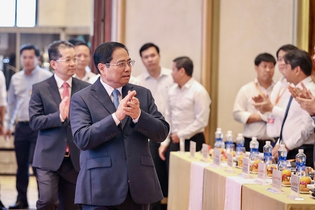 Các đại biểu chào đón Thủ tướng Phạm Minh Chính dự Diễn đàn đầu tư Đà Nẵng năm 2022 - Ảnh: VGP/Nhật Bắc