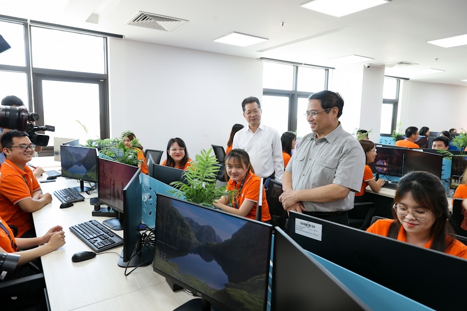 Thủ tướng Phạm Minh Chính thăm hỏi, động viên các nhân viên FPT Software tại khu phức hợp F-Complex. Ảnh: VGP/Nhật Bắc