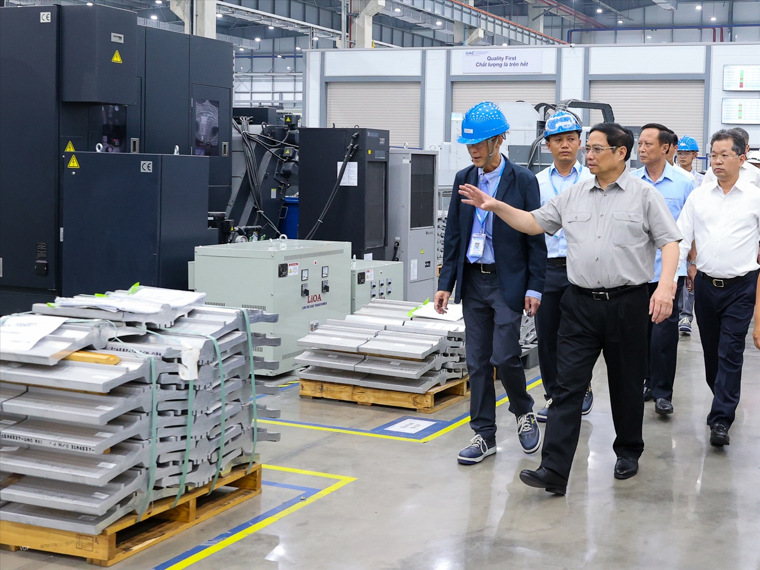 Thủ tướng tới thăm, khảo sát nhà máy sản xuất linh kiện hàng không vũ trụ do Tập đoàn Universal Alloy Corporation (UAC) của Hoa Kỳ đầu tư. Ảnh VGP/Nhật Bắc