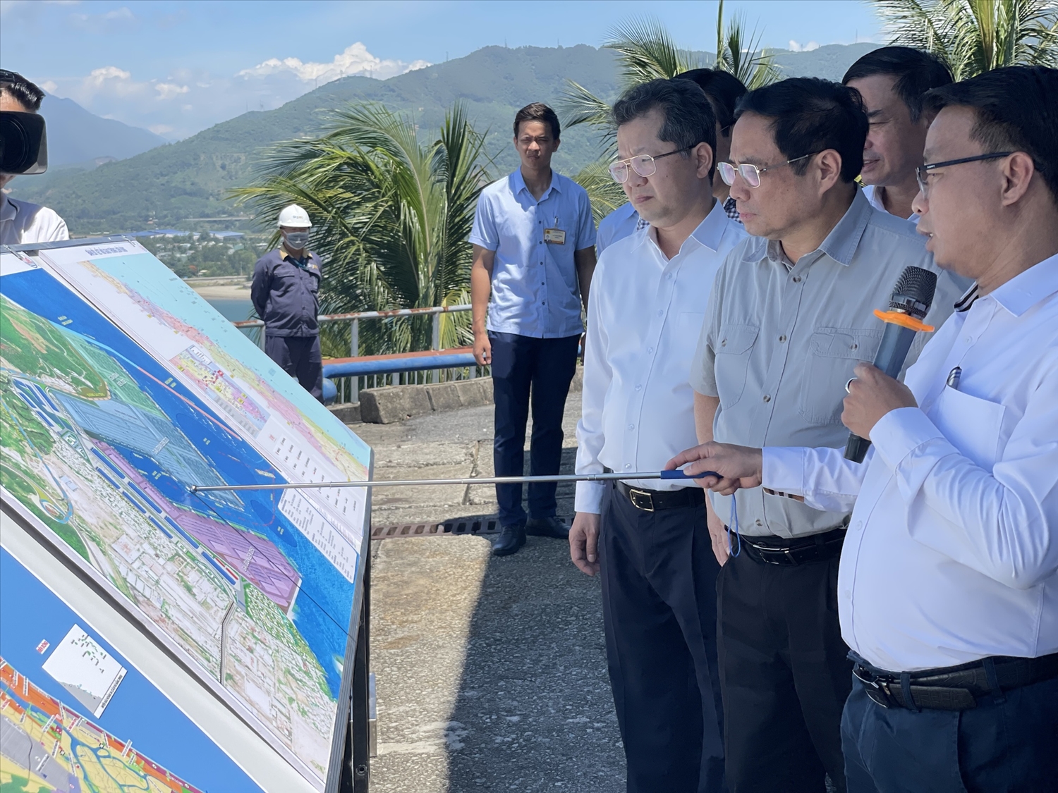  Thủ tướng khảo sát quy hoạch tổng thể cảng Liên Chiểu và kết nối giao thông liên vùng giữa Đà Nẵng và khu vực. Ảnh VGP/Nhật Bắc