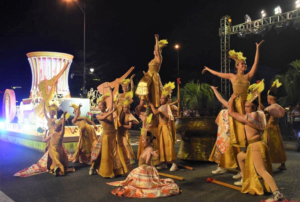 Các vũ công sôi động với chương trình Carnival đường phố "Take me to the Sun".