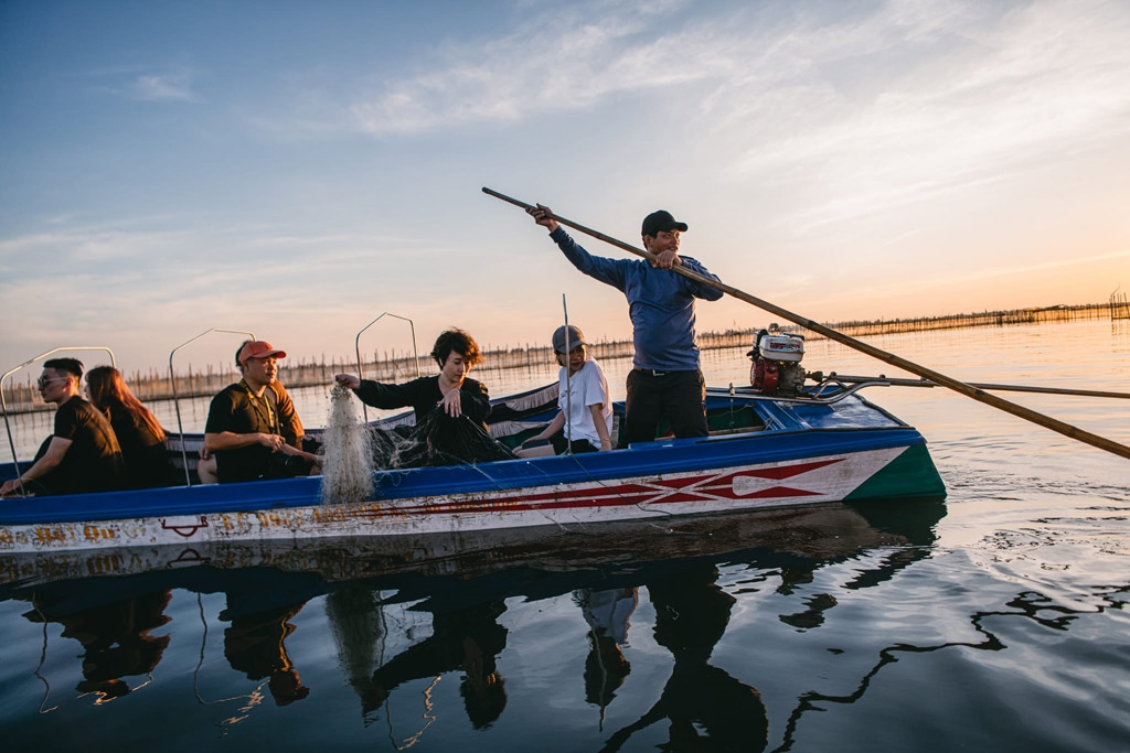 Trải nghiệm thả lưới đánh bắt thủy hải sản cùng ngư dân Đầm Chuồn