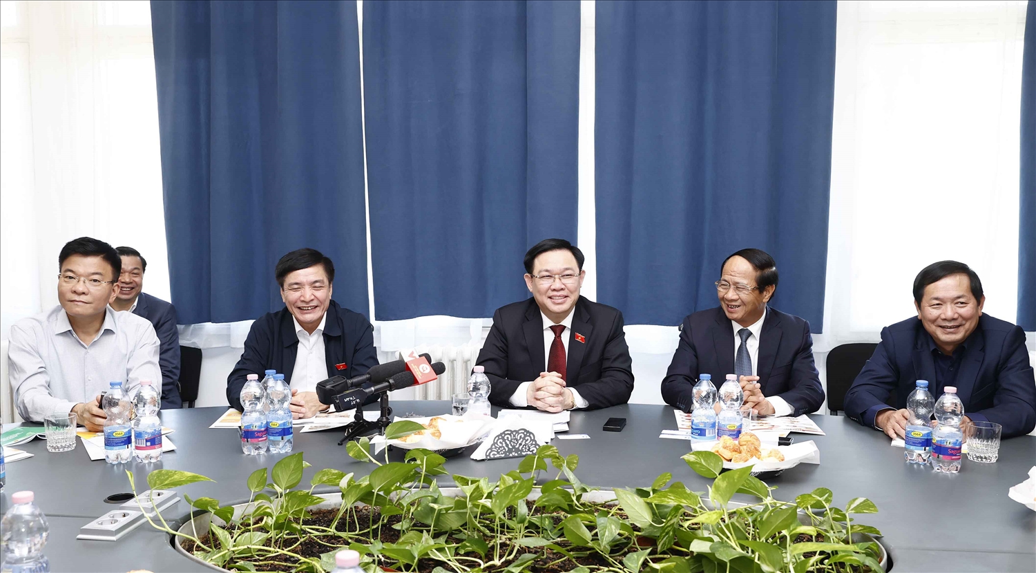 Chủ tịch Quốc hội Vương Đình Huệ cùng các đại biểu cấp cao Quốc hội Việt Nam