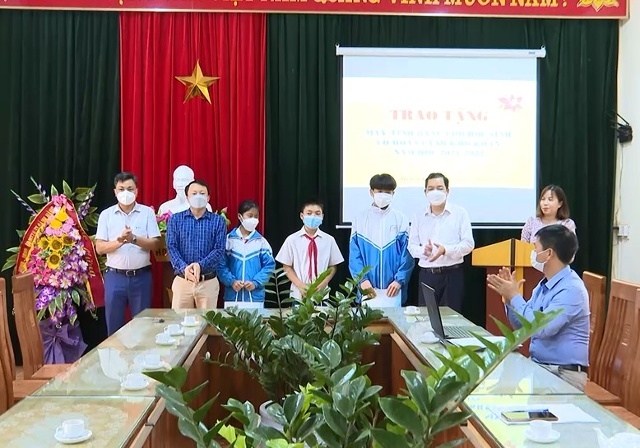Một buổi trao tặng máy tính bảng cho học sinh có hoàn cảnh khó khăn tại các huyện miền núi Thanh Hóa