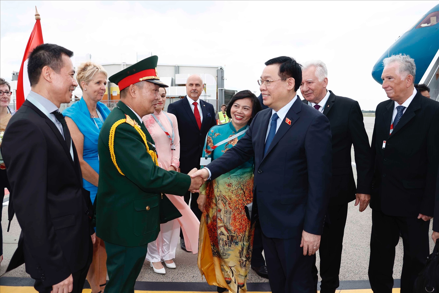 Cán bộ Đại sứ quán Việt Nam tại Hungary đón Chủ tịch Quốc hội Vương Đình Huệ và đoàn