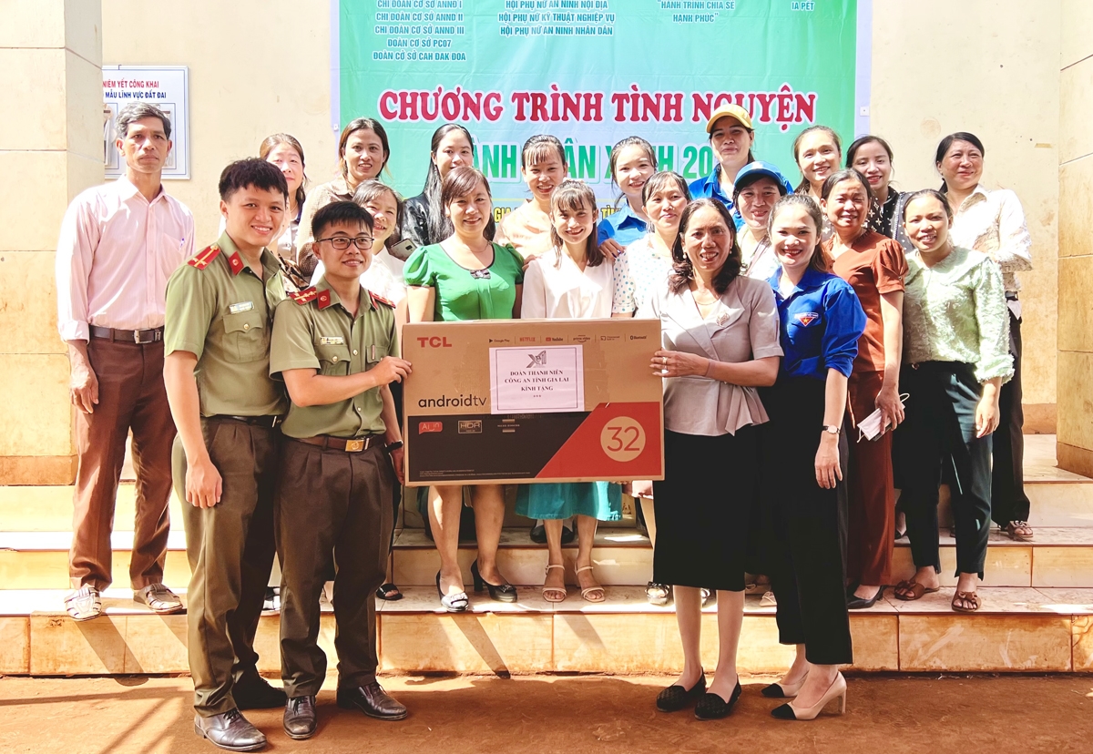 Đoàn thanh niên Công an tỉnh trao thiết bị dạy học cho Trường Tiểu học Ia Pết