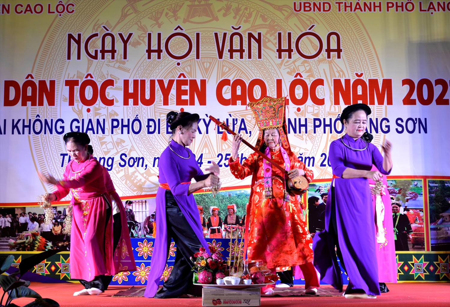 Nghệ nhân Nhân dân Nông Thị Lìm cùng các thành viên Câu lạc bộ Đàn và hát dân ca thị trấn Cao Lộc biểu diễn tại chương trình