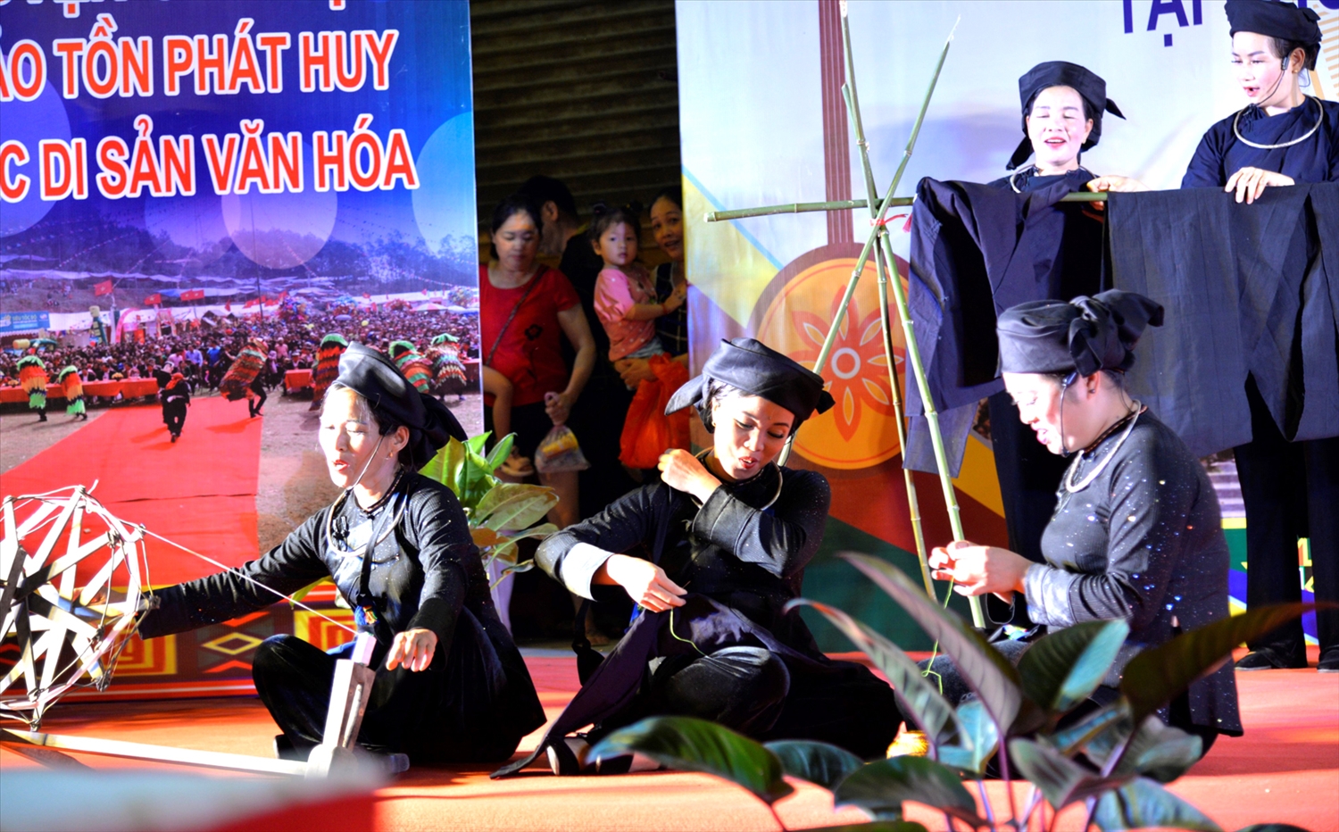 Các thành viên Câu lạc bộ Điếp Sli Then, xã Thụy Hùng, huyện Cao Lộc biểu diễn tiết mục hát SLi 