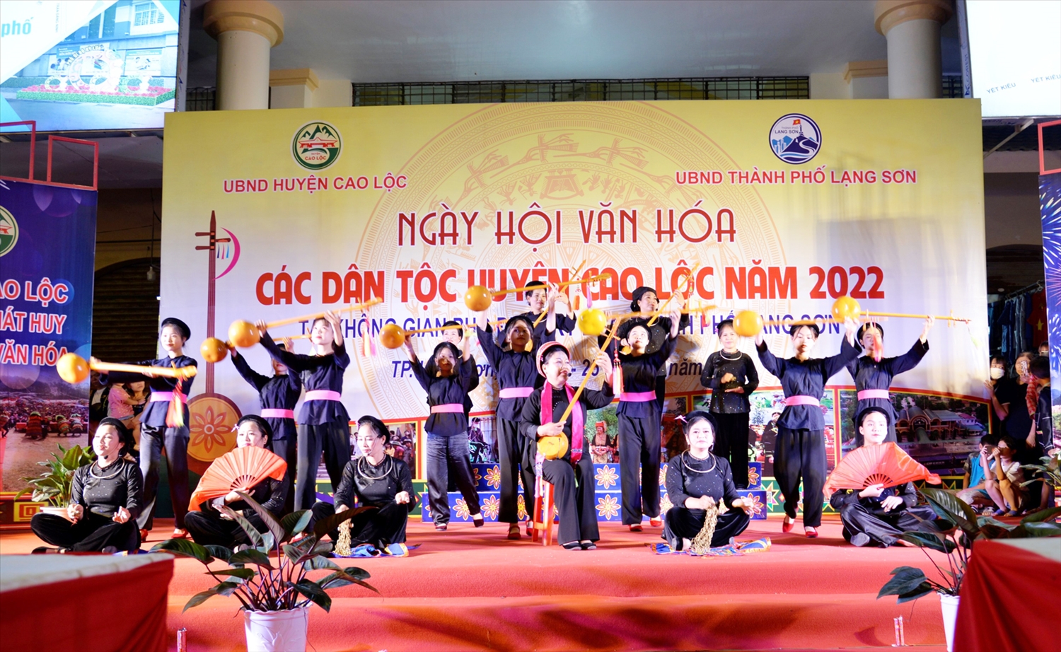 Các thành viên Câu lạc bộ Điếp Sli Then, xã Thụy Hùng, huyện Cao Lộc biểu diễn tiết mục hát Then, đàn tính 