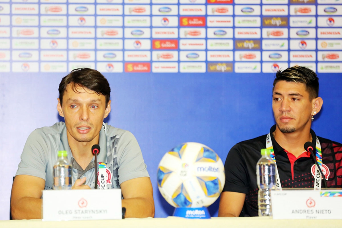 HLV Oleg Starynskyi và cầu thủ Andres Nieto của Phnom Penh Crown FC tại buổi họp báo. (Ảnh: VFF)