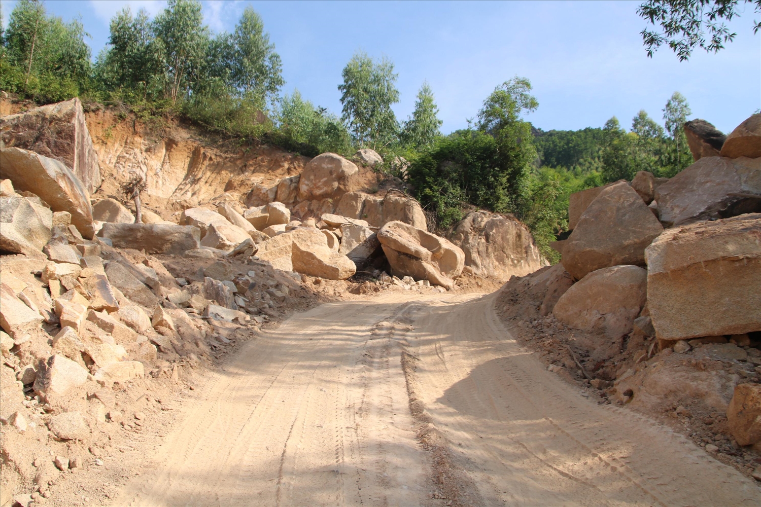 Con đường lớn do các đối tượng khai thác đá mở để vận chuyển đá