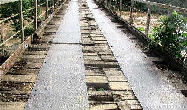 Ván cây cầu treo Chiềng, xã Phú Sơn (Quan Hóa) bị hư hỏng xuống cấp trầm trọng