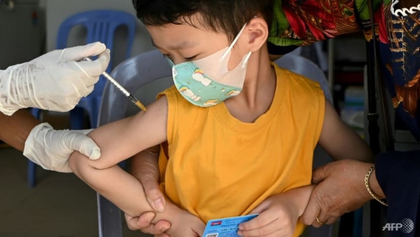 Trẻ em tiêm chủng COVID-19 (Ảnh AFP)
