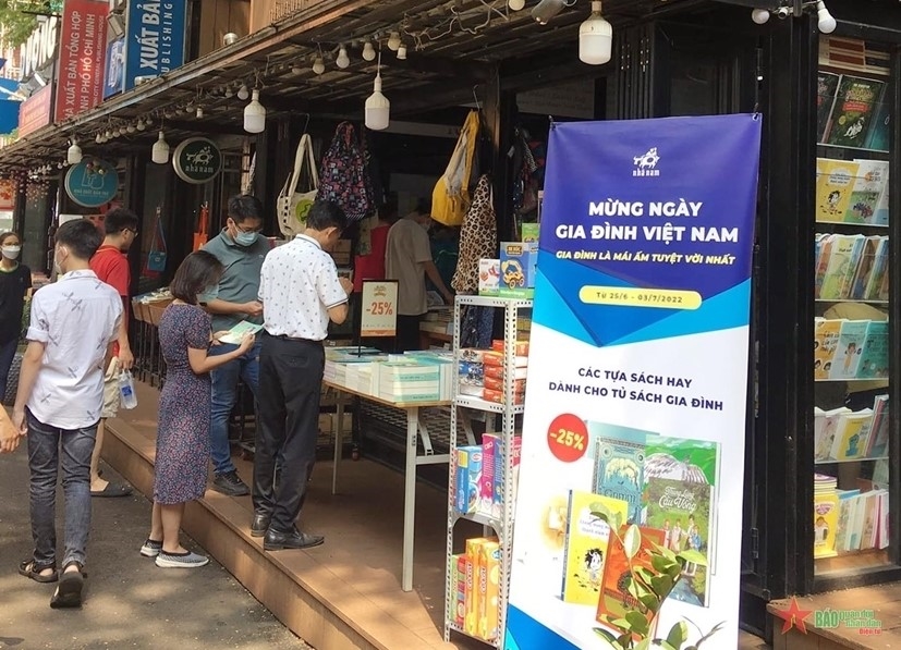 Các gian hàng tại đường sách TP. Hồ Chí Minh trưng bày hưởng ứng chào mừng Ngày Gia đình Việt Nam.