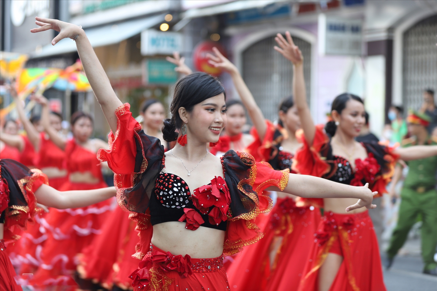 Nghệ sĩ nhảy Samba trên đường Lê Lợi.