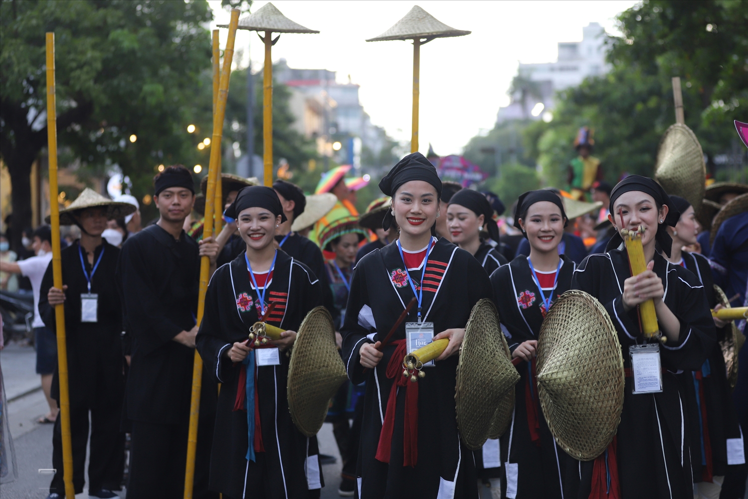 Các ca sĩ, diễn viên đến từ Nhà hát ca múa Nhạc dân gian Việt Bắc biểu diễn những điệu nhảy kết hợp với tre.