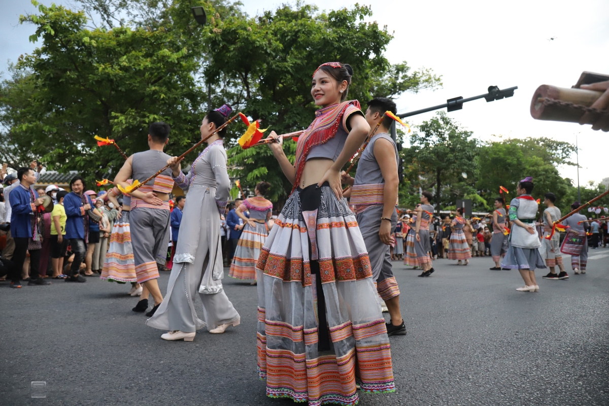 Đoàn nghệ thuật dân tộc tỉnh Lào Cai với những điệu múa của Tây Bắc.