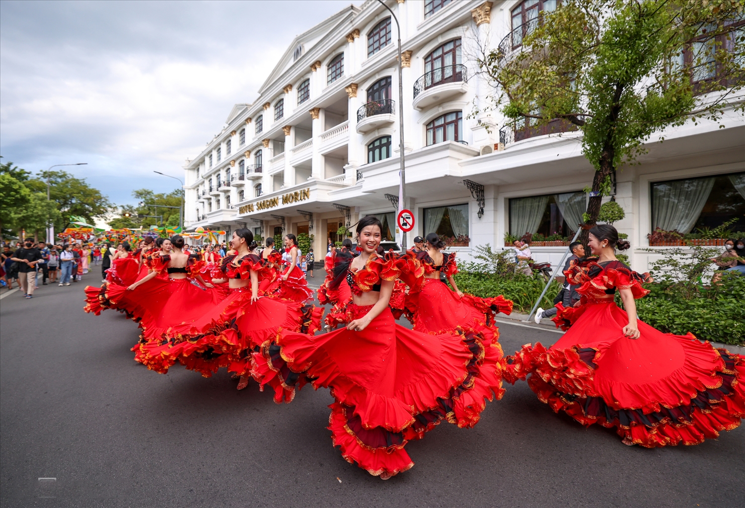 Vũ công Việt biểu diễn các điệu nhảy Samba trên đường Hùng Vương.