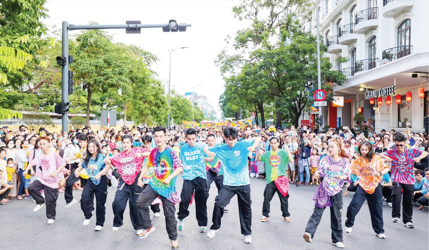 Các nhóm nhảy Huế tham gia Lễ hội đường phố