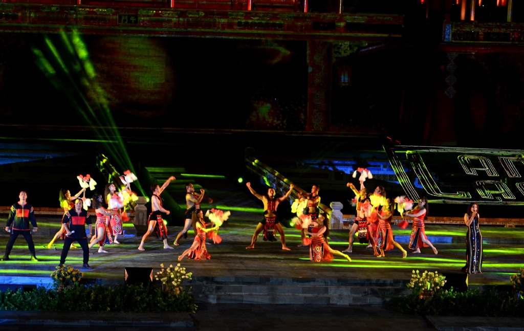 Liên khúc đêm hội Ban Mê - Tây Nguyên của Đoàn ca múa nhạc dân tộc tỉnh Đắk Lắk