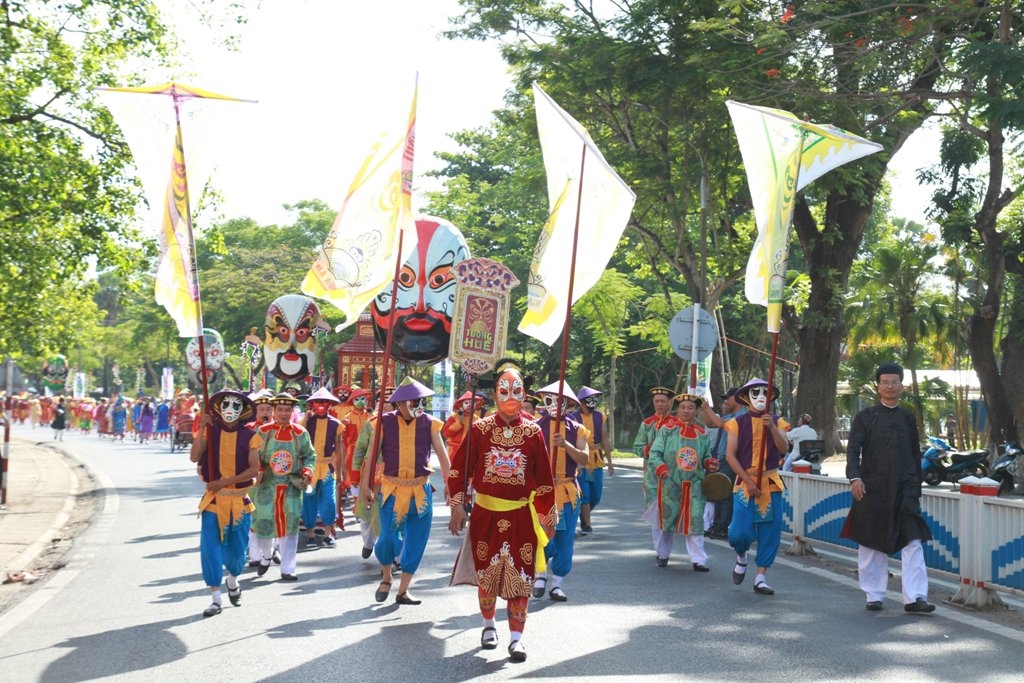 Hội rước mặt nạ tuồng tạo nên một lễ hội đường phố sắc màu trong tuần lễ Festival Huế 2022