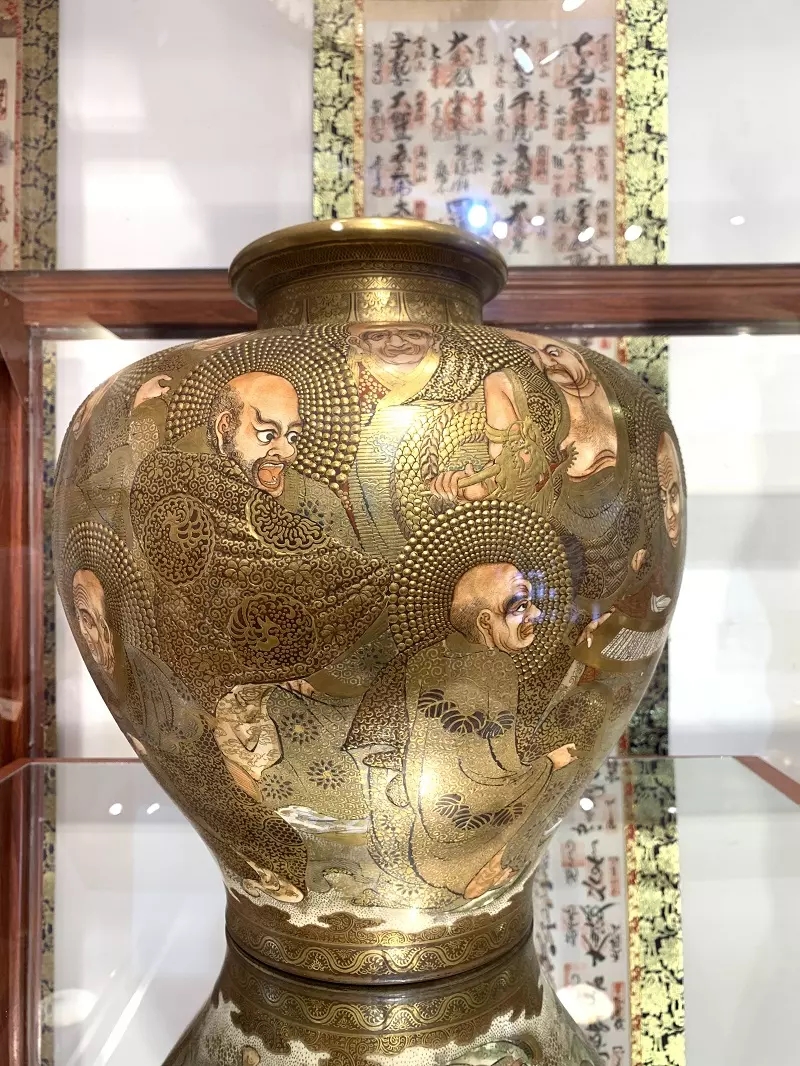 Họa tiết La hán trên bình gốm cổ Satsuma - Nhật Bản