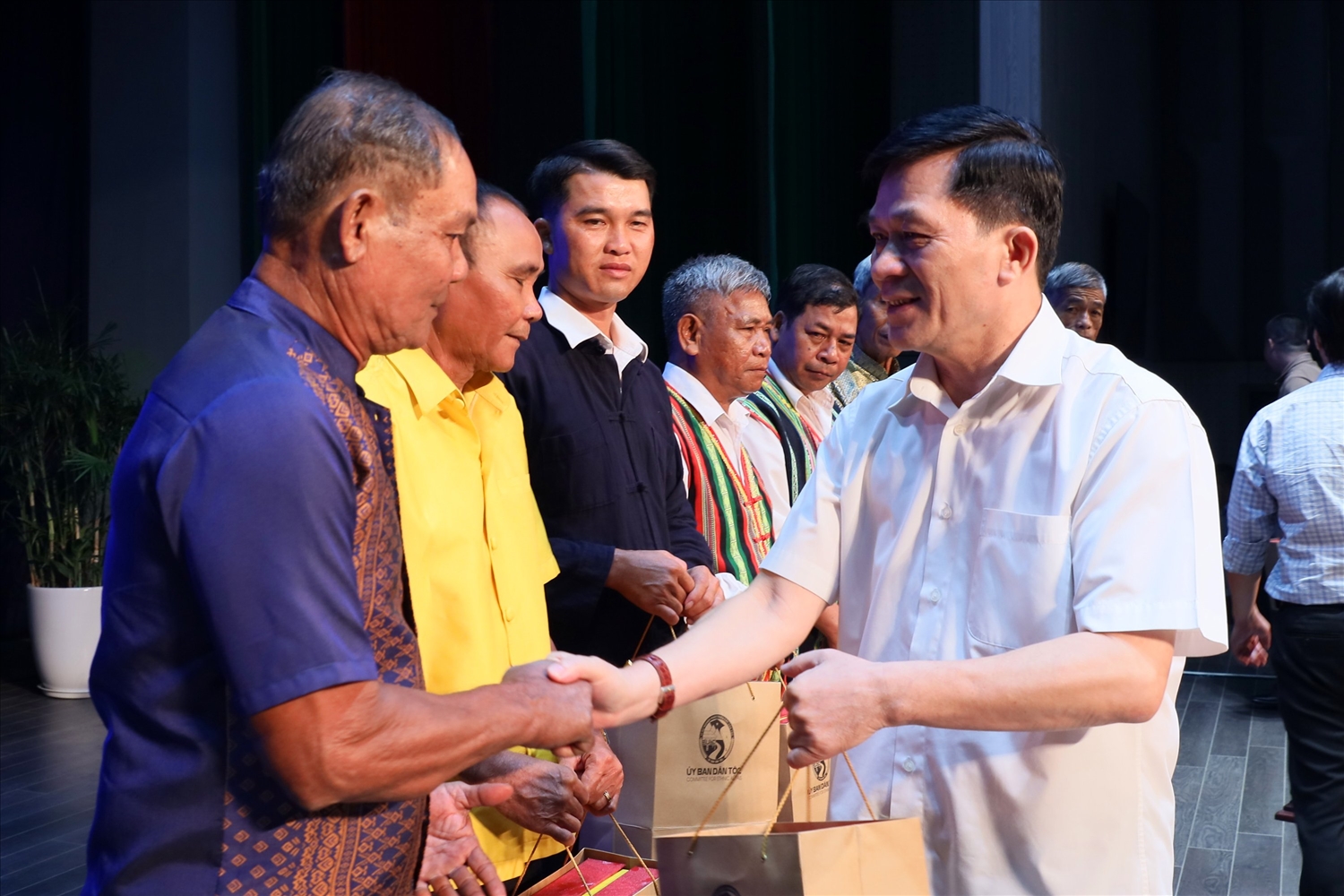Thứ trưởng, Phó Chủ nhiệm Nông Quốc Tuấn thăm hỏi và trao tặng quà lưu niệm của UBDT cho Người có uy tín tỉnh Bình Phước