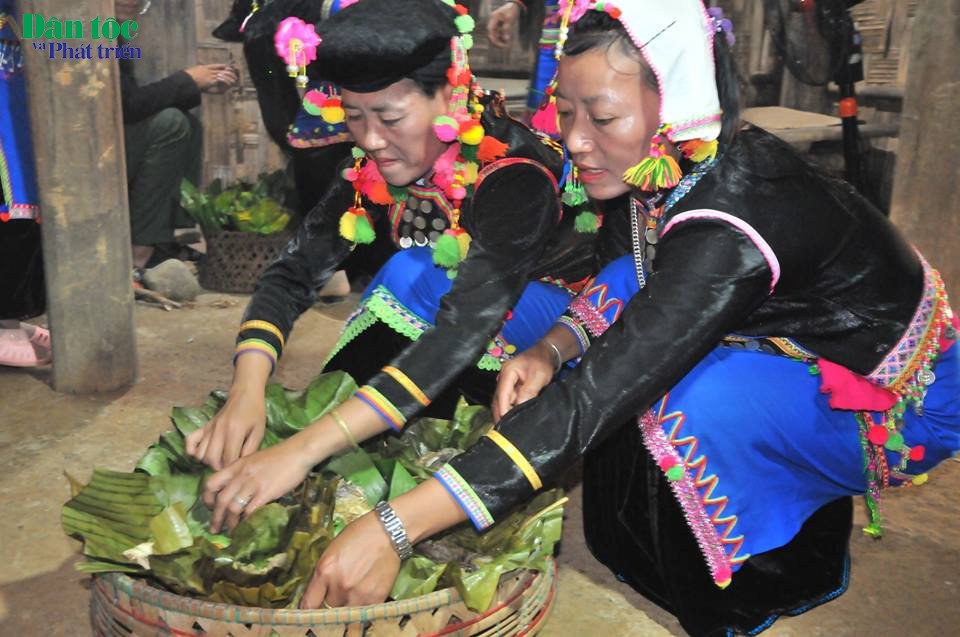 Để chuẩn bị cho lễ cúng chính thức, trưởng họ sẽ lấy từ gói cơm của mỗi gia đình 1 nắm cơm cho vào giỏ cơm chung để dâng lên tổ tiên. 