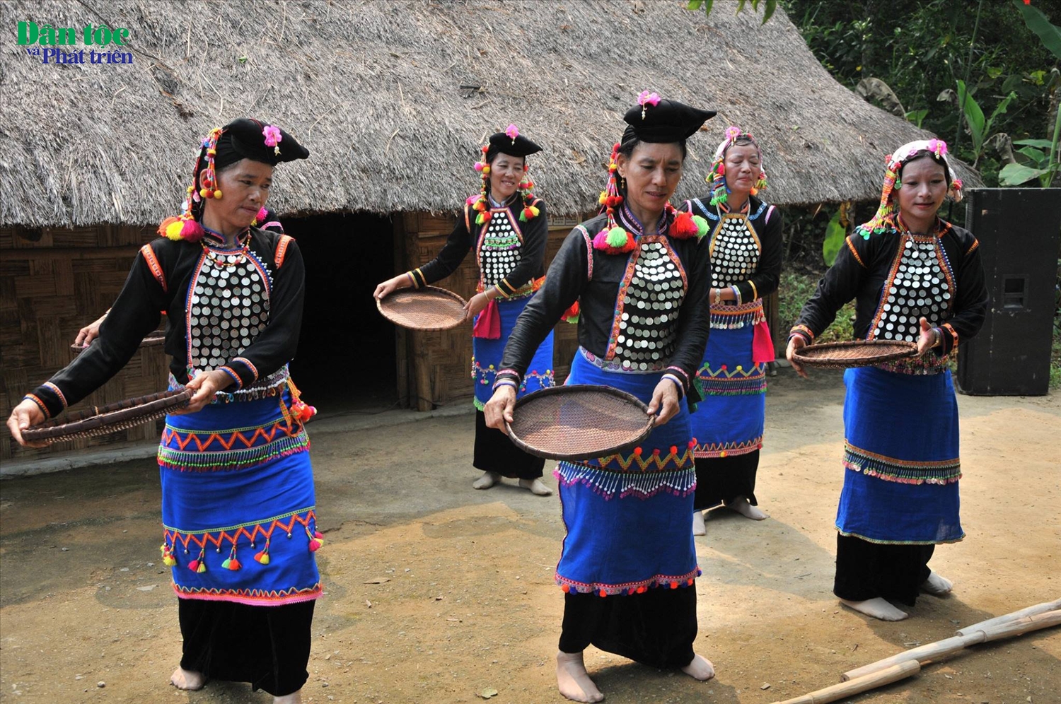 Sau phần cúng là phần hội, đồng bào dân tộc Si La tưng bừng nhảy múa các bài hát dân ca truyền thống, trò chơi dân gian của dân tộc mình
