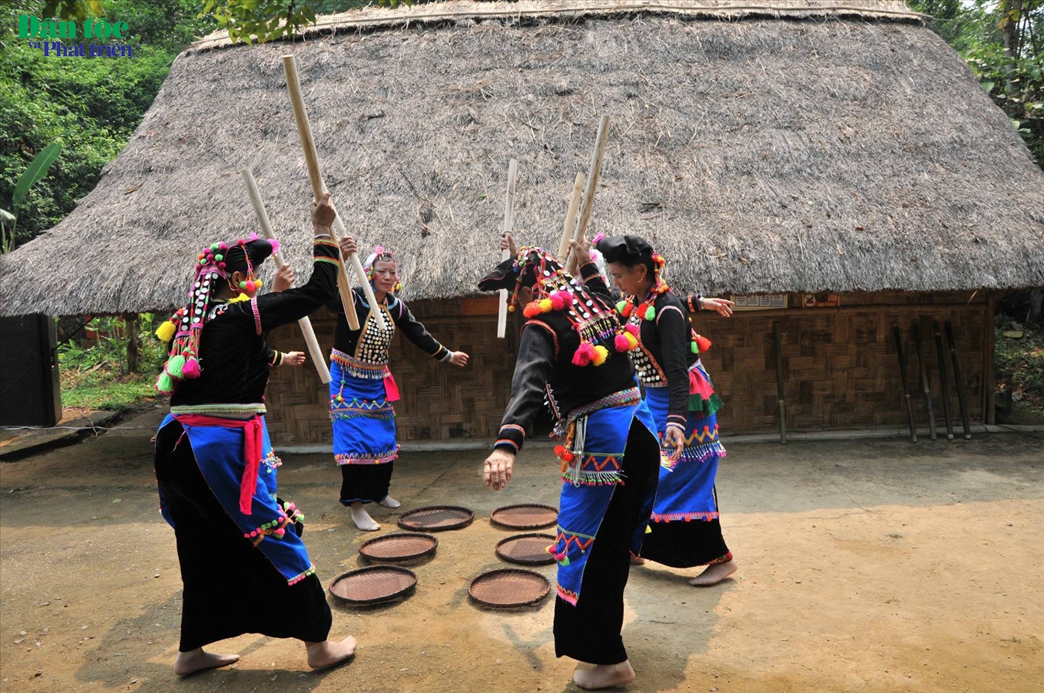 Các điệu múa đều mô phỏng với sinh hoạt hàng ngày của đồng bào Si La như giã gạo, sàng gạo...