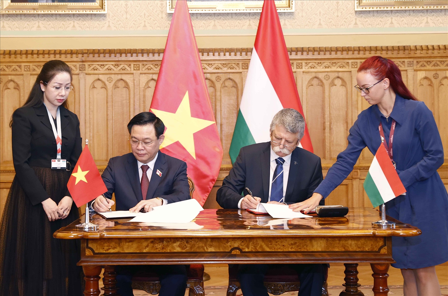 Chủ tịch Quốc hội Vương Đình Huệ và Chủ tịch Quốc hội Hungary László Kövér ký Thoả thuận hợp tác mới giữa Quốc hội Việt Nam và Quốc hội Hungary