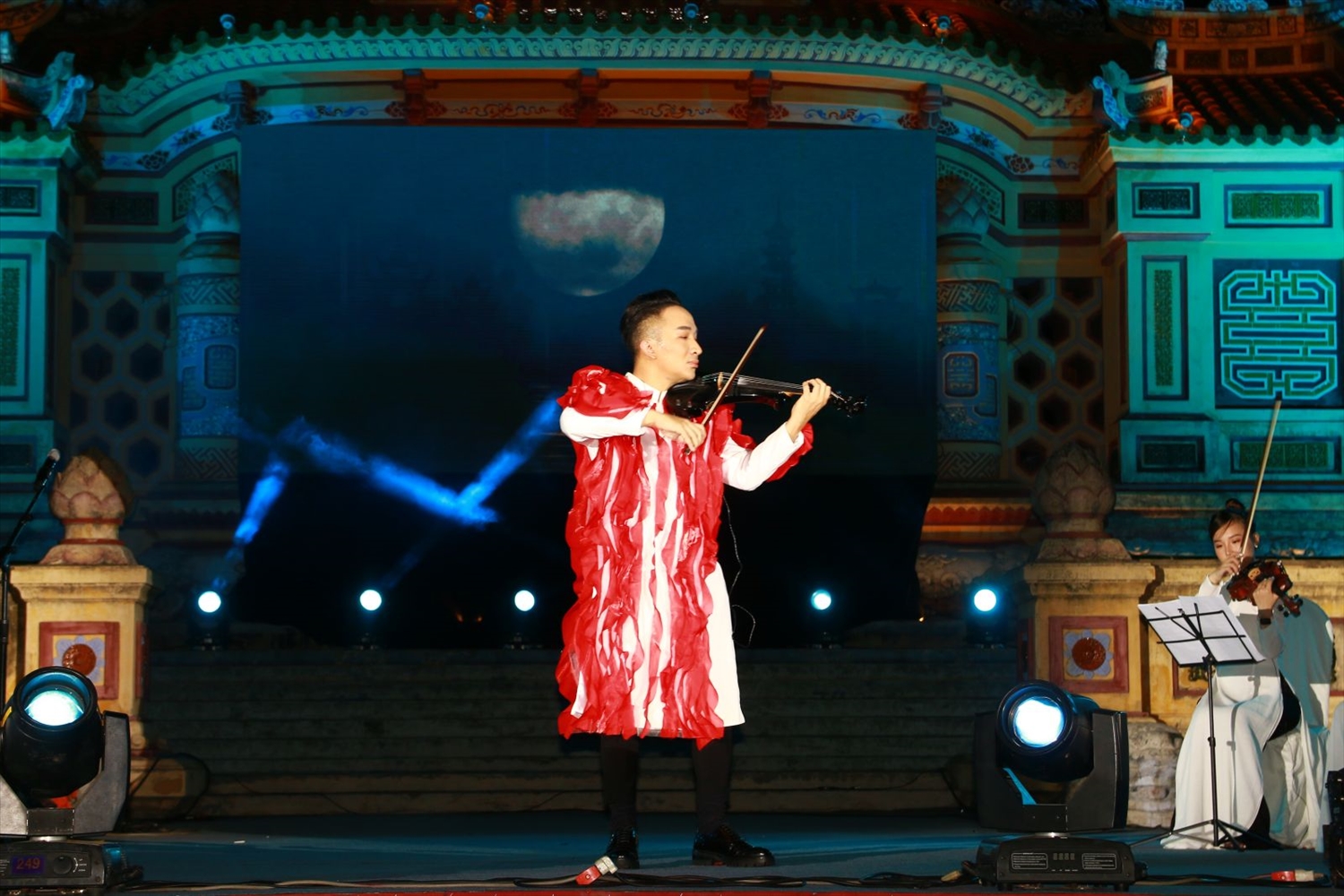 Hoàng Rob với màn trình diễn violin đầy ấn tượng