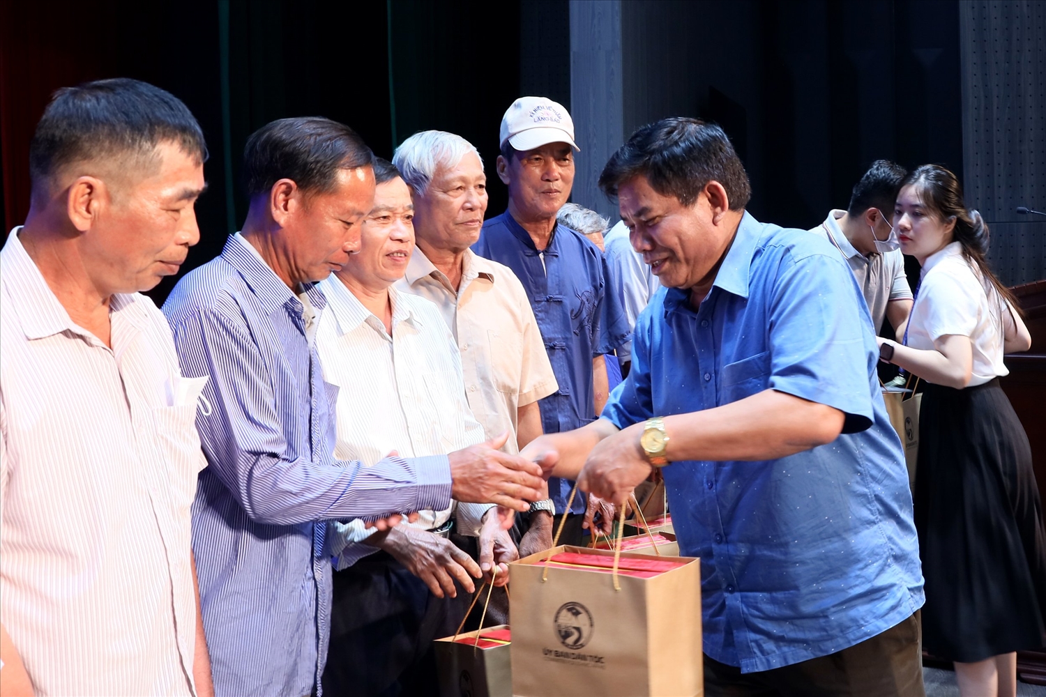 Thứ trưởng, Phó Chủ nhiệm Y Thông thăm hỏi và trao tặng quà lưu niệm của UBDT cho Người có uy tín tỉnh Phú Thọ
