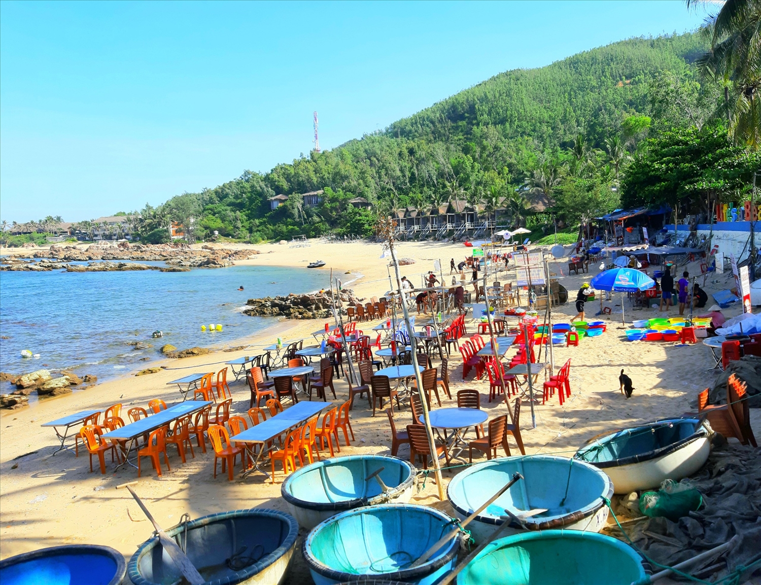 Khu vực biển Bãi Xép những ngày đầu tháng 6, la liệt bàn ghế được bày ra để buôn bán hải sản