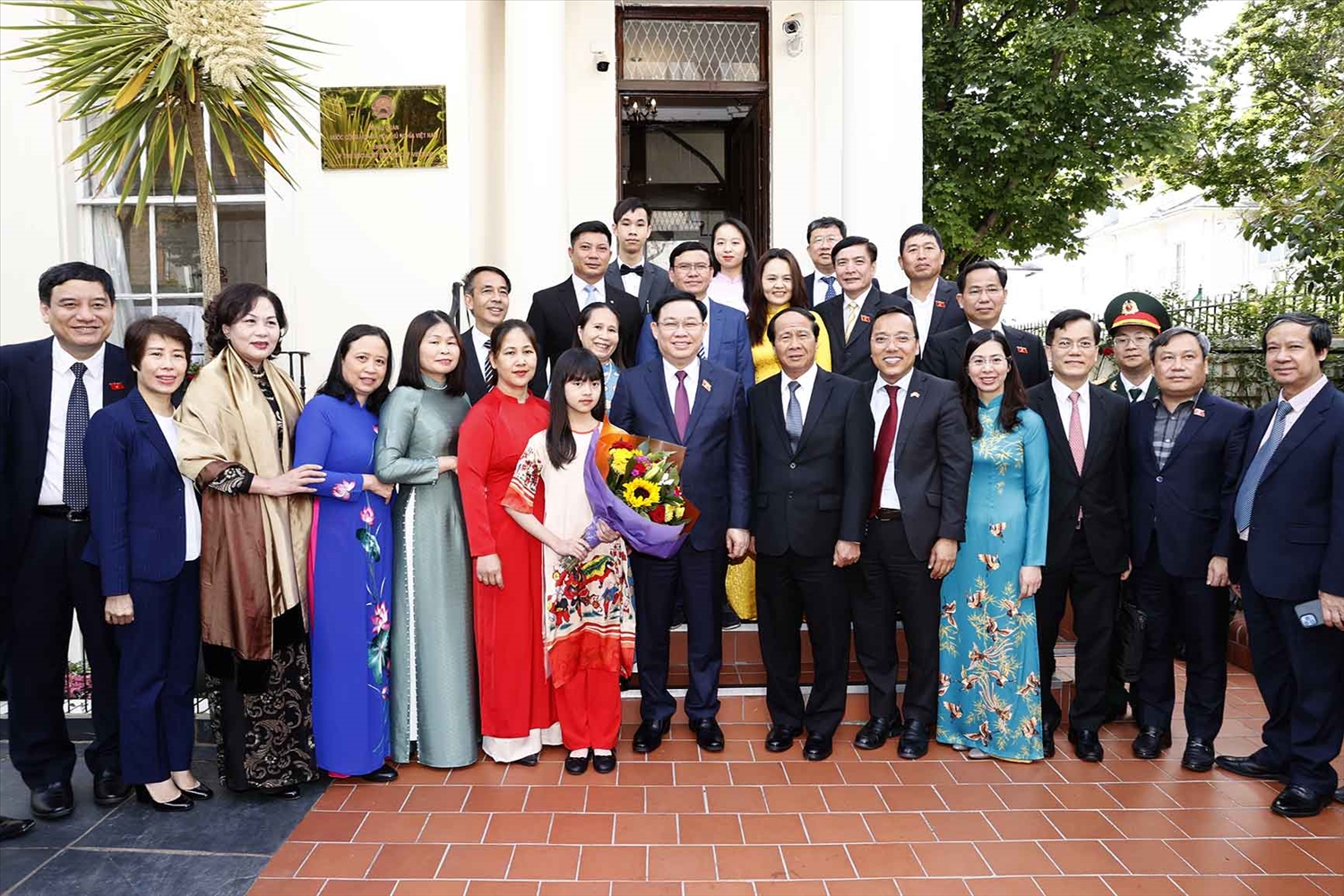 Cán bộ, nhân viên Đại sứ quán và cộng đồng người Việt tại Vương quốc Anh đón Chủ tịch Quốc hội Vương Đình Huệ. 